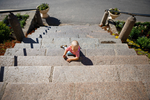 niño jugando en una empinada escalera de piedra 2020 - Foto, Imagen