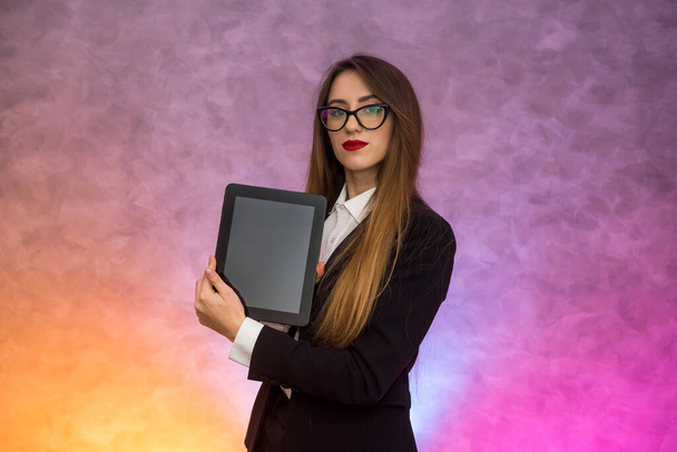 Nette Frau in Brille mit Tablette auf abstraktem Hintergrund. Geschäftskonzept - Foto, Bild