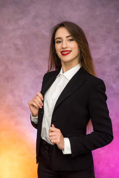 Concepto de negocio. Mujer de negocios con estilo en traje elegante posando sobre fondo abstracto
 - Foto, imagen