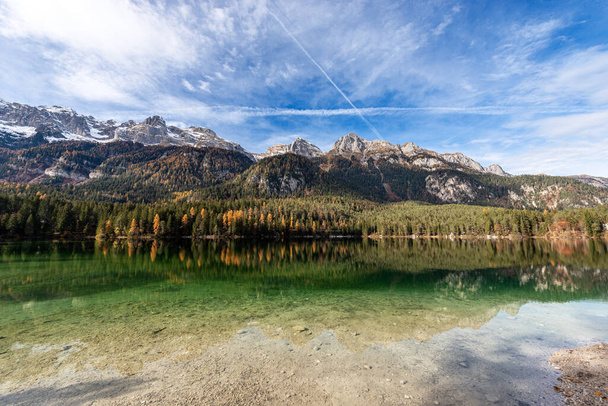 Lago di Tovel (Lago Tovel), pequeño y hermoso lago en los Alpes italianos, Parque Nacional de Adamello Brenta. Trentino Alto Adige, provincia de Trento, Italia, Europa. - Foto, Imagen