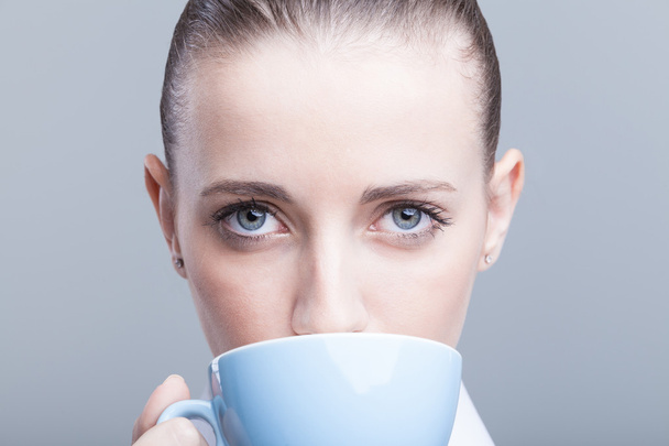 Женщина держит чашку кофе
 - Фото, изображение