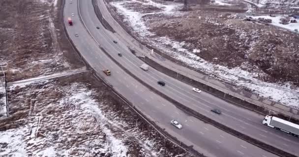 Велика вантажівка подорожує по багатосмуговому шосе
 - Кадри, відео