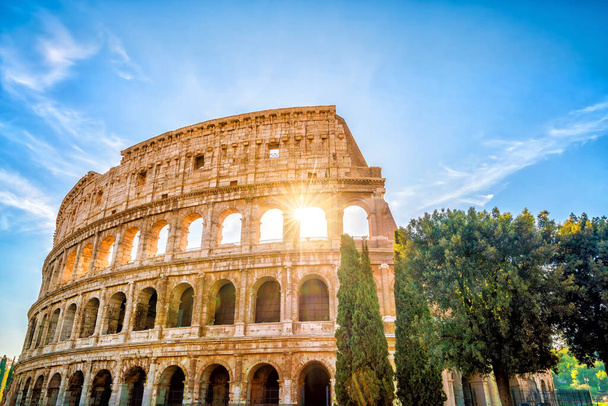 Blick auf das Kolosseum in Rom, Italien, Europa - Foto, Bild