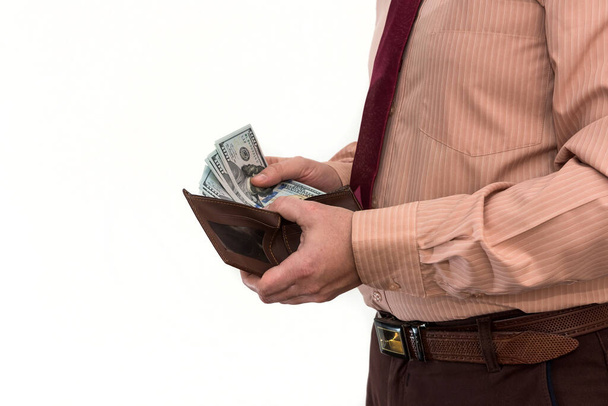 Empresário retira nota de 100 dólares de sua carteira para fazer uma compra ou aluguel, isolado em branco. Homem nos segure dinheiro - Foto, Imagem