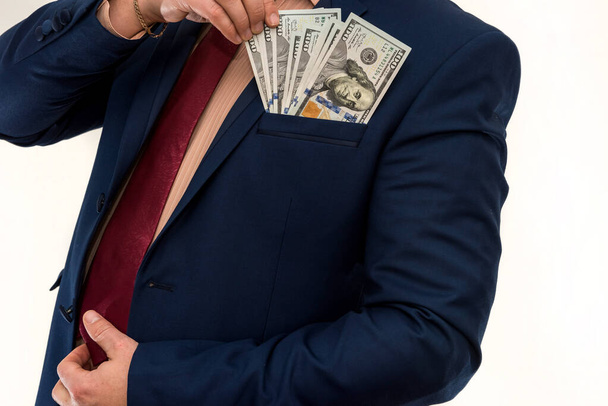 Biznesmen trzyma i liczy pieniądze. Dolar w męskiej ręce, odizolowany na biało. Koncepcja oszczędzania - Zdjęcie, obraz