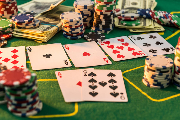 Διαφορετικός σχετικά με το κόστος μάρκες πόκερ με παιγνιόχαρτα και αμερικανικά δολάρια στο greent τραπέζι καζίνο. Τυχερά παιχνίδια - Φωτογραφία, εικόνα
