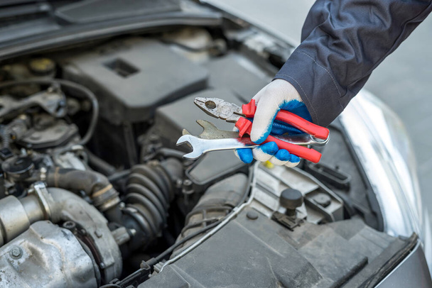 automechanik pracující s klíčem v opravě auta, detailní záběr - Fotografie, Obrázek