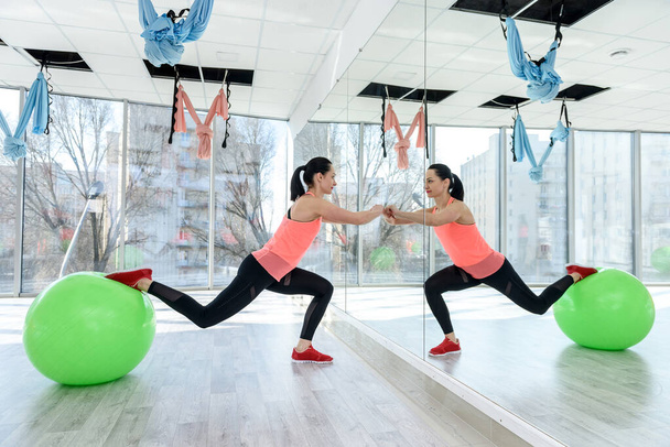 Fitness urheilu yonug nainen, joka tekee liikuntaa kunnossa pallo kuntosalilla. Naisten harjoitus - Valokuva, kuva