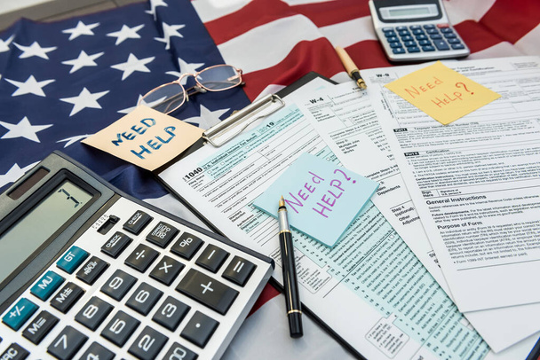 rahoittaa asiakirjan 1040 verolomake kynällä ja laskin Yhdysvaltain lipun alla. Määräaika - Valokuva, kuva