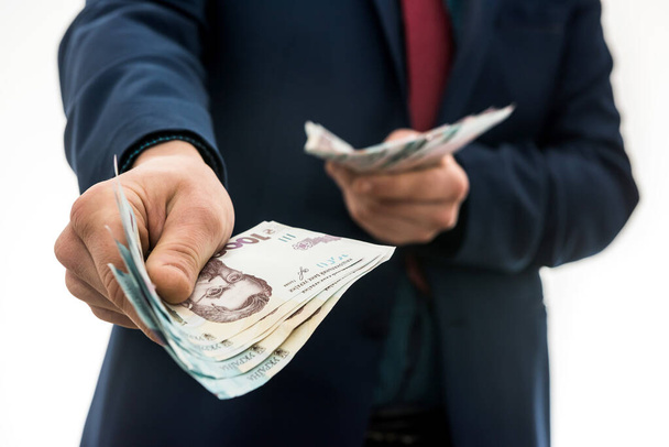 hombre de negocios da un soborno o paga, en aislamiento. ¡UAH! 1000 billetes nuevos Dinero ucraniano - Foto, Imagen