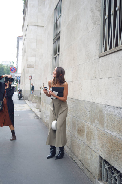 Οι επισκέπτες φτάνουν στην επίδειξη μόδας Vien κατά τη διάρκεια της εβδομάδας μόδας του Μιλάνου - Φωτογραφία, εικόνα