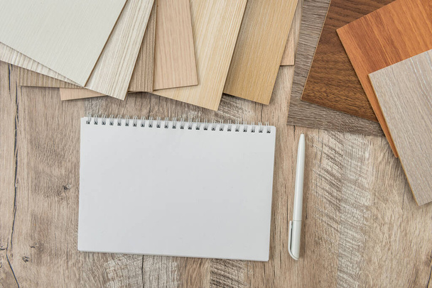 Pusty notatnik z katalogiem drewnianej podłogi do nowego projektu domu. Kolekcja laminatów do dekoracji wnętrz - Zdjęcie, obraz