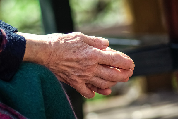 Vanha nainen kädet
 - Valokuva, kuva