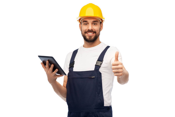 Arbeiter oder Bauarbeiter mit Tablet-PC, der Daumen hoch zeigt - Foto, Bild