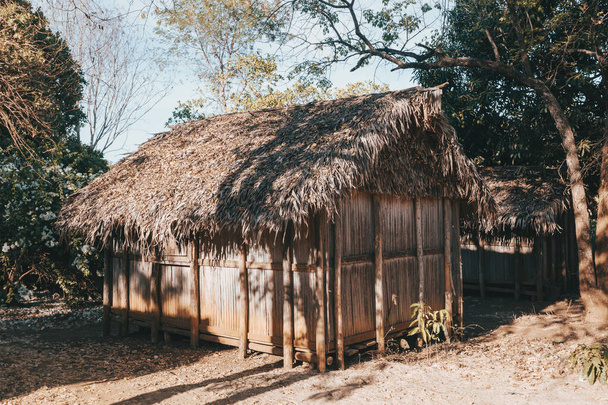 Hagyományos afrikai malagaszkári kunyhó, tetővel a szalmából, tipikus észak-nyugat madagaszkári falu. Madagaszkári táj. - Fotó, kép