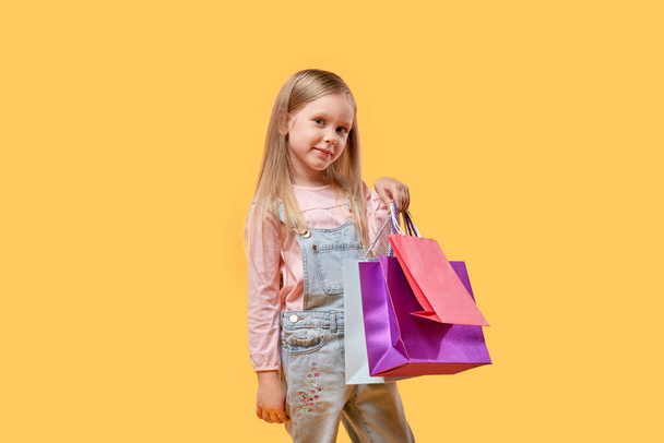 Girl child holding shopping bags. Gifts for the holidays. - Fotoğraf, Görsel