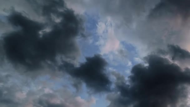 hermoso cielo oscuro dramático con nubes tormentosas lapso de tiempo - Metraje, vídeo