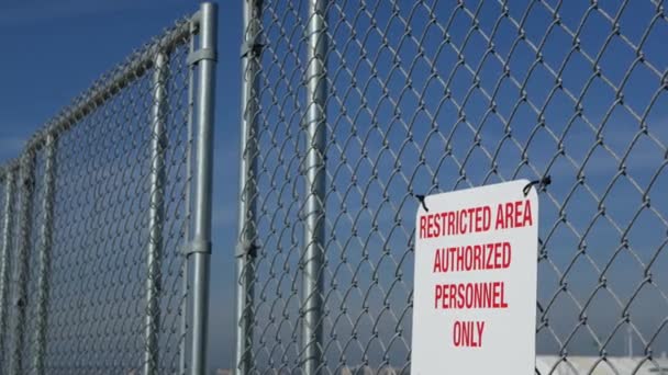 Yasak bölge, yetkili personel sadece Amerika 'da imza atabilir. Kırmızı harfler, metal çitlerden uzak dur, Birleşik Devletler sınır sembolü. İzinsiz girilmemesi, ihlalcilerin ABD yasaları tarafından yargılanacağı anlamına gelir. - Video, Çekim