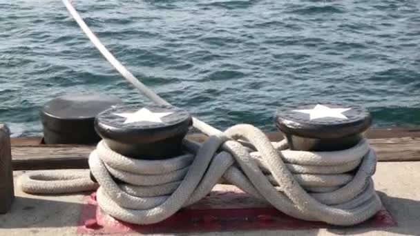 Noeud de corde attaché sur une borne métallique avec étoiles, port maritime de San Diego, Californie. Navire nautique amarré au quai. Attache de câble fixée sur le quai. Symbole de la marine marine et de la flotte navale, drapeau des États-Unis - Séquence, vidéo