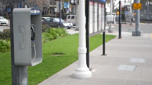 Retro mincovní telefonní automat pro nouzové volání na ulici, Kalifornie USA. Veřejná analogová telefonní budka. Zastaralá technologie pro připojení a telekomunikační služby. Mobilní telefon na krabici - Záběry, video