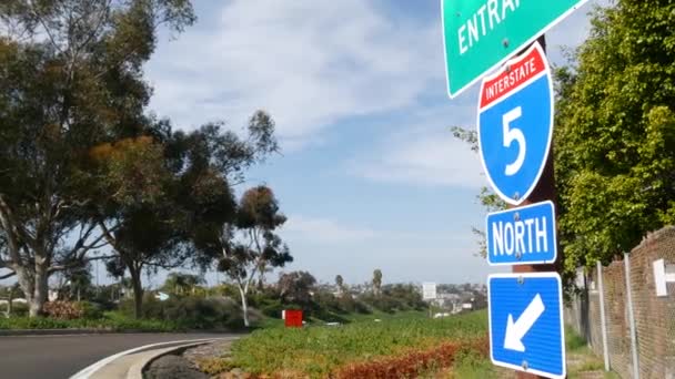 Entrada a la autopista, letrero informativo en crossraod en USA. Ruta a Los Ángeles, California. Autopista interestatal 5 señalización como símbolo de viaje por carretera, el transporte y las normas y regulaciones de seguridad vial - Metraje, vídeo