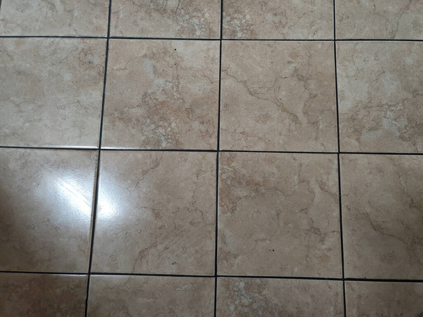 home floor in grote witte granieten tegels. Hoge kwaliteit fotohuis vloer in grote witte granieten tegels  - Foto, afbeelding