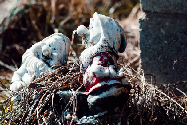 Ancienne sculpture de jardin de gnomes au printemps, Russie - Photo, image