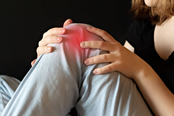 Problém bolesti kolenního kloubu - artritida a artróza u atletky, následky minulých zranění. Koncept zdravotního pojištění - Fotografie, Obrázek