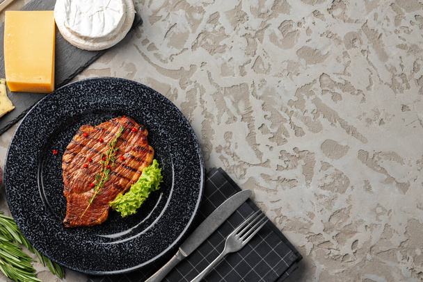 Grilled beef steak served on plate close up - Foto, Imagem