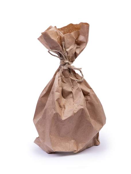 Χάρτινη τσάντα με σχοινί και πτυχώσεις που απομονώνονται σε λευκό φόντο - Φωτογραφία, εικόνα