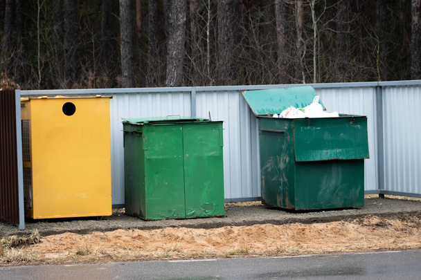 přeplněný koš z velkých košů na odpadky, recyklaci a zahradní odpad. - Fotografie, Obrázek