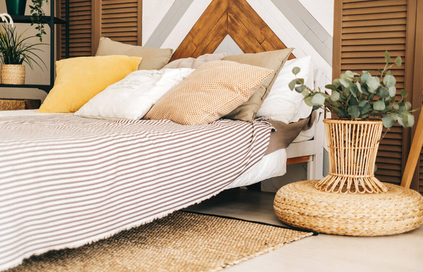 Υπνοδωμάτιο με μεγάλο κρεβάτι και μαξιλάρι σε σκανδιναβικό στυλ, άνεση στο σπίτι.  - Φωτογραφία, εικόνα