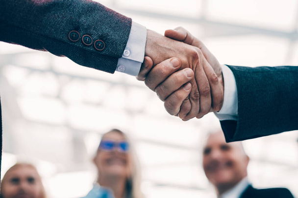 close up. reliable handshake of business people. - Foto, imagen