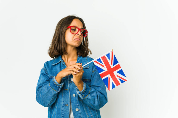 Junge lateinische Frau mit einer englischen Flagge auf weißem Hintergrund, die eine Auszeit zeigt. - Foto, Bild