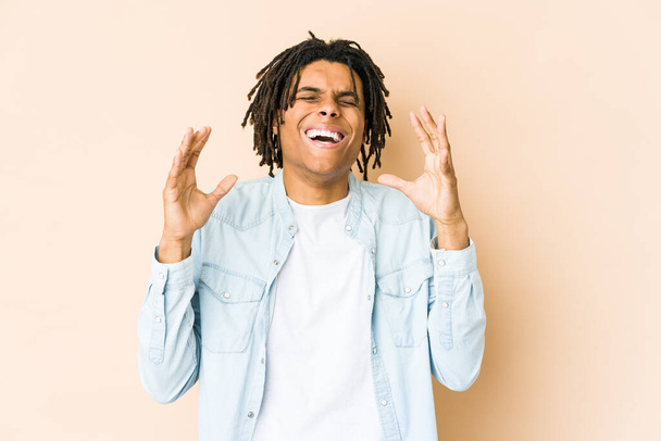 Jeune homme rasta afro-américain joyeux riant beaucoup. Concept de bonheur. - Photo, image