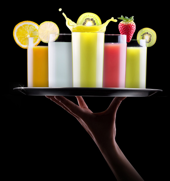 смачні літні фруктові напої в склянці з бризкою
 - Фото, зображення