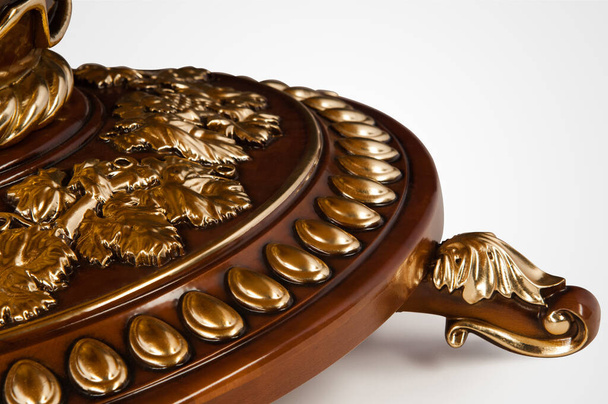 Luxusní pozlacený kuchyňský stůl v barokním stylu. Detailní záběr - Fotografie, Obrázek