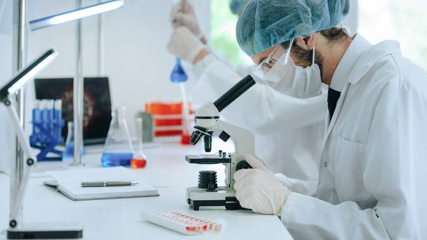 laboratory assistant conducts analyzing tests in the laboratory. - Valokuva, kuva