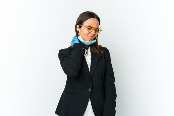 Młoda firma latynoska kobieta nosi maskę w celu ochrony przed covid izolowane na białym tle cierpi ból szyi z powodu siedzącego stylu życia. - Zdjęcie, obraz