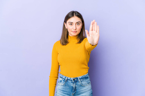 jonge Kaukasische vrouw staan met uitgestrekte hand tonen stop teken, voorkomen dat u. - Foto, afbeelding