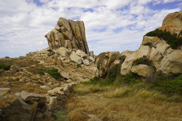 Capo Tesla est une zone rocheuse de granit sur la côte en Sardaigne Italie - Photo, image