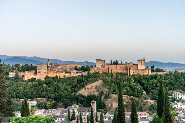 Velkolepá Alhambra z Granady, Španělsko. Alhambra pevnost při západu slunce pohled z Mirador de San Nicolas. - Fotografie, Obrázek