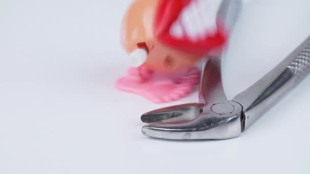 Filmik skaczących ust z kleszczami dentystycznymi - ruchoma zabawka - Materiał filmowy, wideo