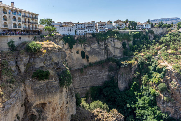 Spanien, Ronda, Gebäude in einer Stadt gegen eine Schlucht, Europa - Foto, Bild