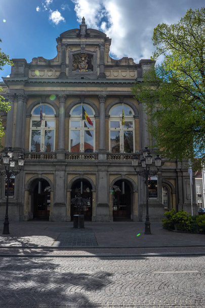 Будівлі на площі Яна ван Ейкплейна (Брюгге, Бельгія) в яскравий літній день з блакитним небом. - Фото, зображення