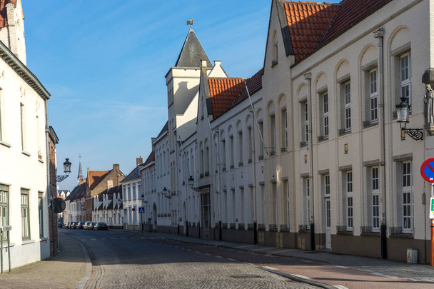 Bélgica, Brujas, una calle vacía junto a un edificio - Foto, imagen