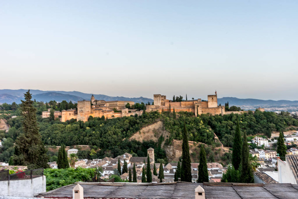 La magnífica Alhambra de Granada, España. Fortaleza de la Alhambra al atardecer vista desde Mirador de San Nicolás. - Foto, Imagen