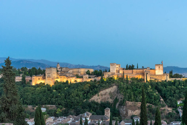A magnífica Alhambra de Granada, Espanha. Fortaleza de Alhambra ao pôr do sol vista de Mirador de San Nicolas. - Foto, Imagem