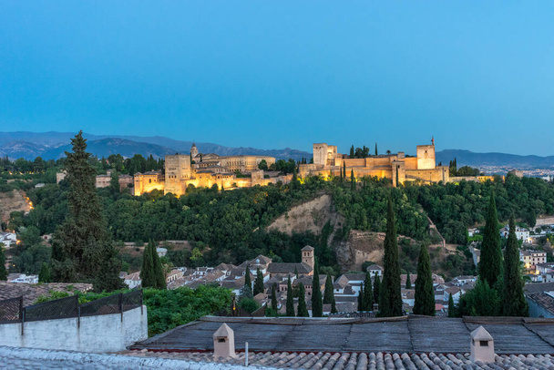 Mahtava Alhambra Granadasta, Espanjasta. Alhambran linnoitus auringonlaskun aikaan näkymä Mirador de San Nicolasista. - Valokuva, kuva