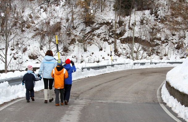 jovem família com três crianças andando na estrada coberta de neve em
 - Foto, Imagem